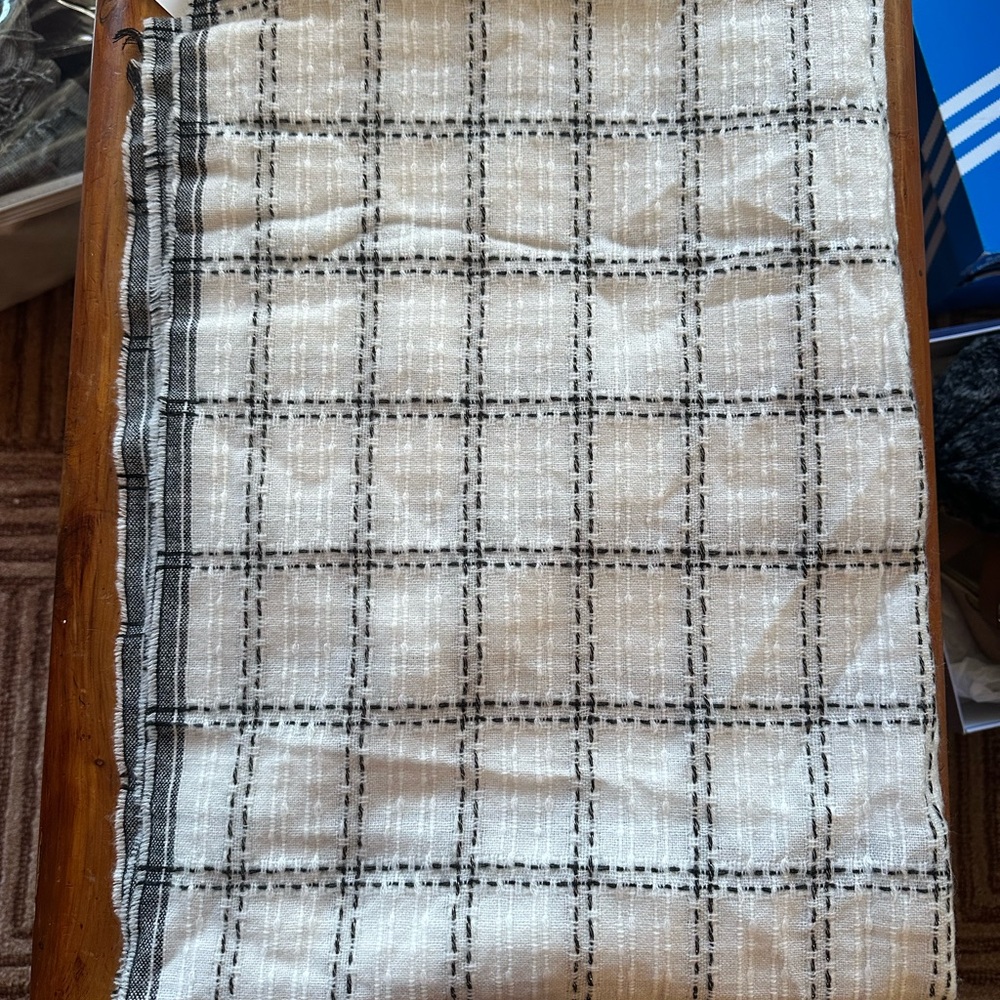 NWT Ann Taylor Black/White Checkered Scarf - Picture 3 of 6